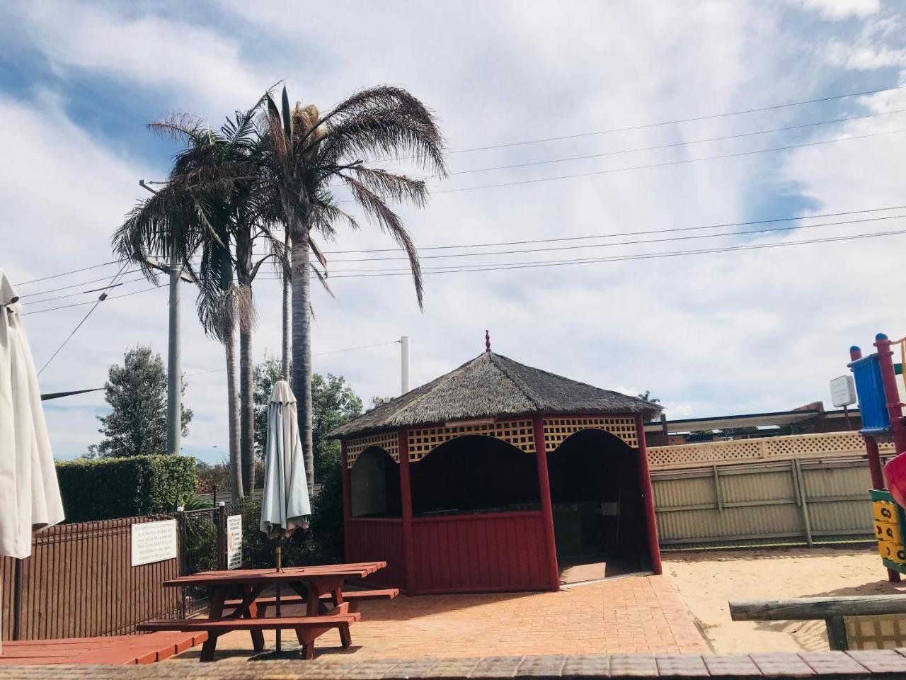 Black Swan Motor Inn Lakes Entrance Extérieur photo