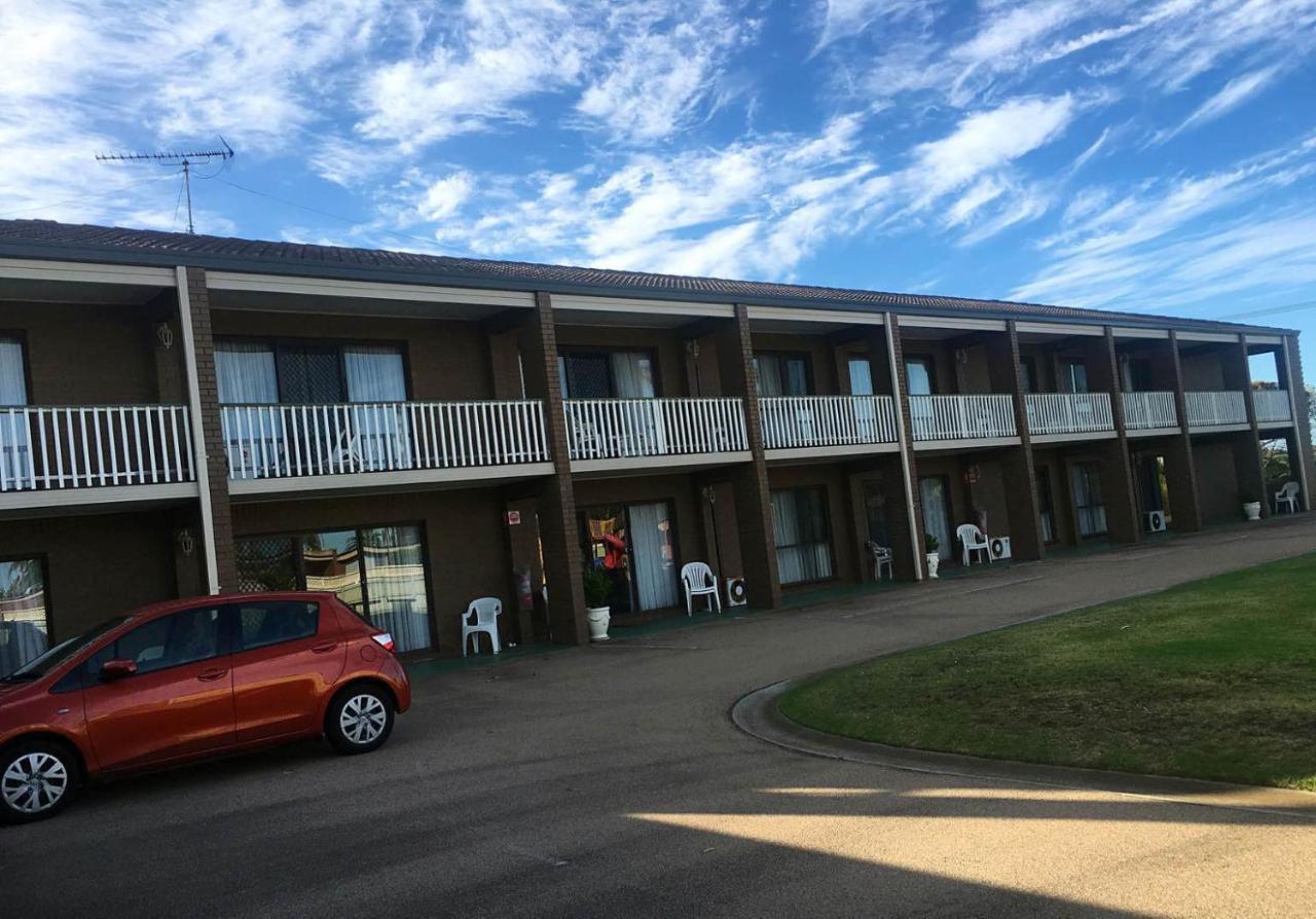 Black Swan Motor Inn Lakes Entrance Extérieur photo