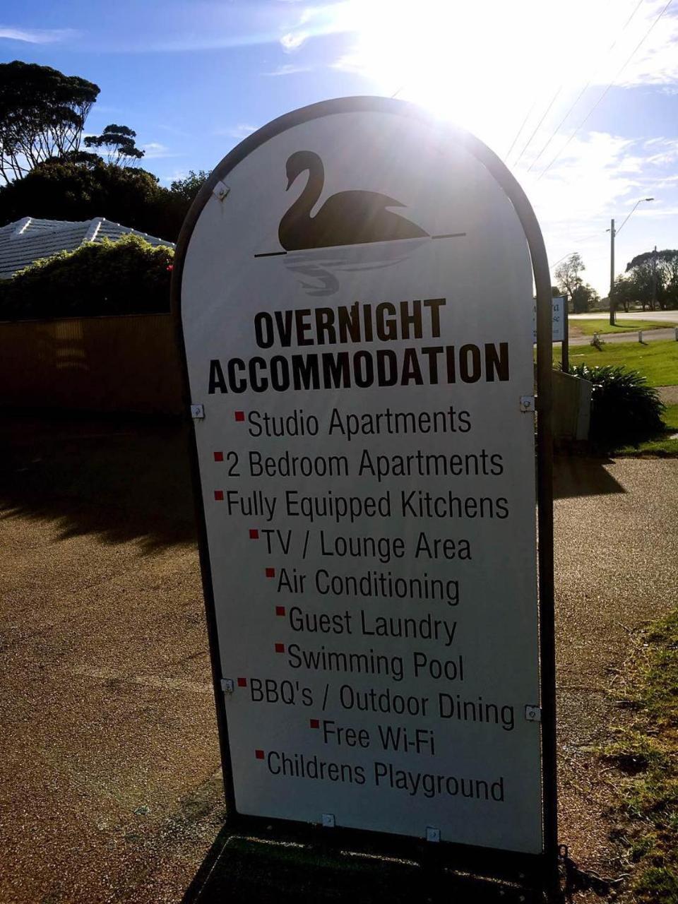 Black Swan Motor Inn Lakes Entrance Extérieur photo